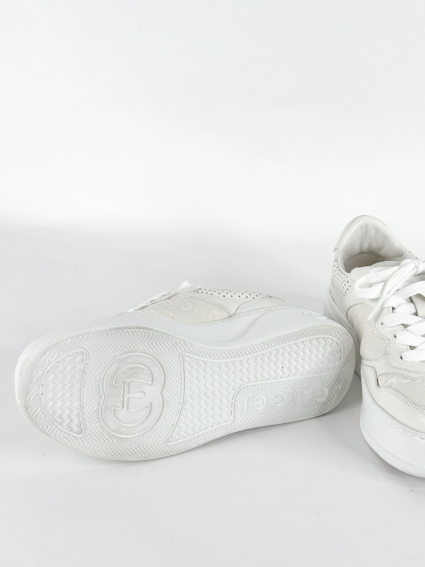 Gucci White Leather GG Embossed
Perforated Leather Trainers Sneakers
Size 35