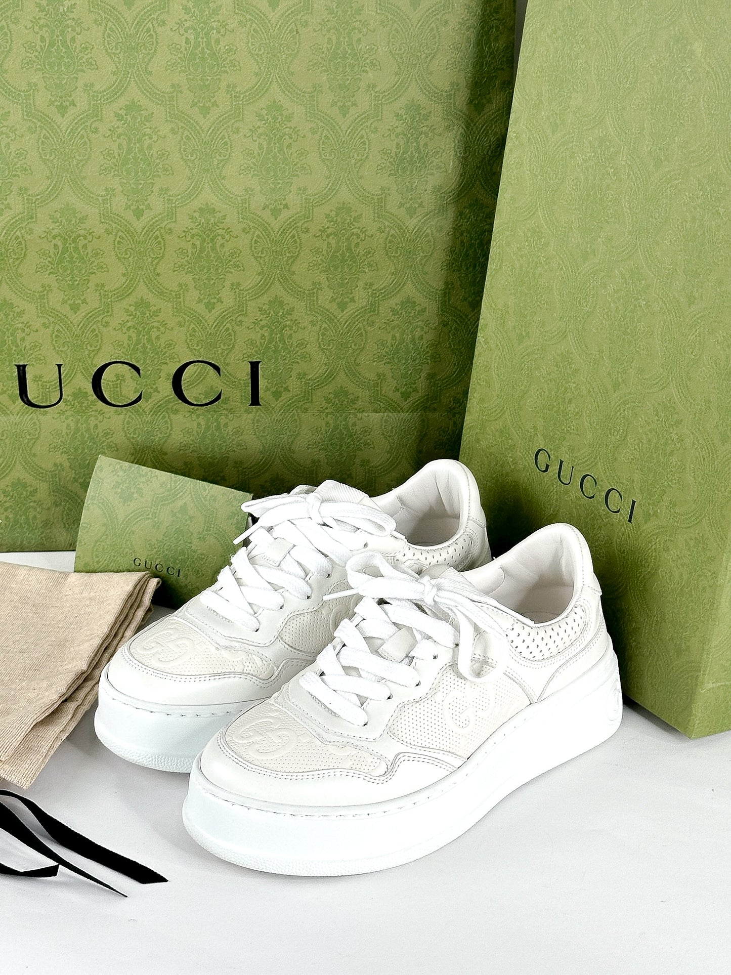 Gucci White Leather GG Embossed
Perforated Leather Trainers Sneakers
Size 35