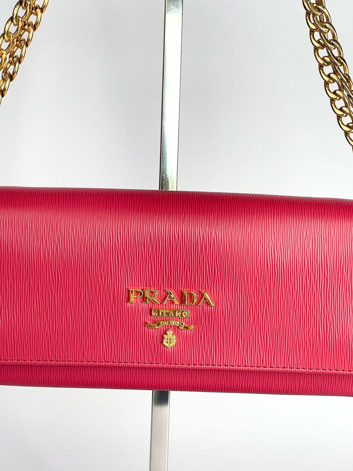 Prada Vitello Move Wallet on Chain