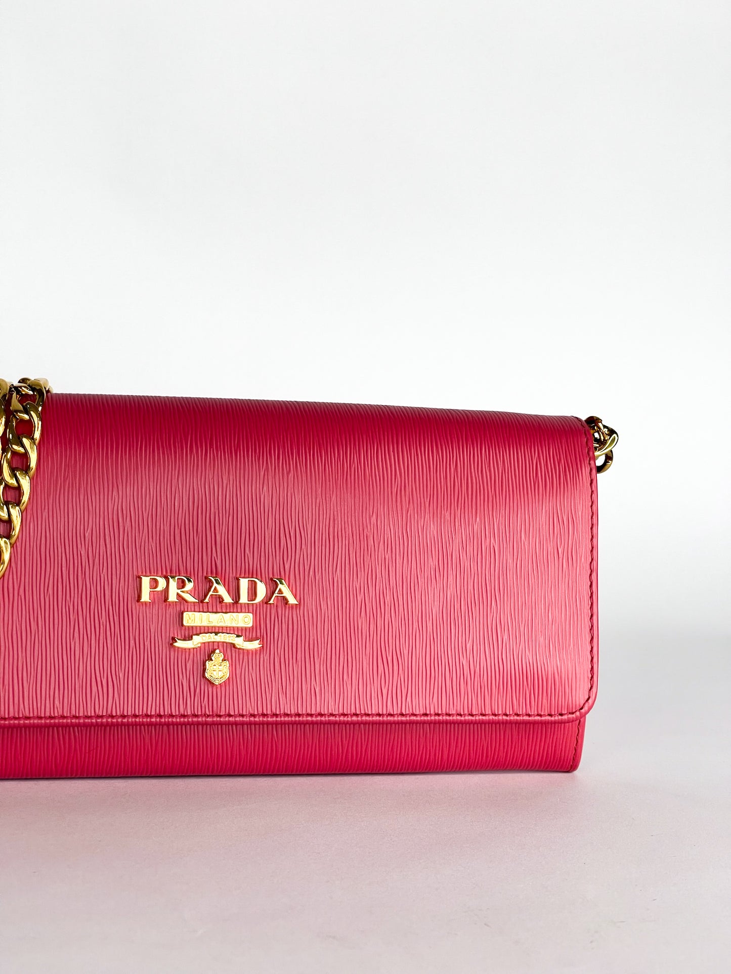 Prada Vitello Move Wallet on Chain